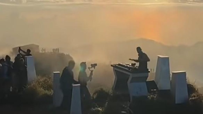Unggahan viral di media sosial menayangkan seorang turis asing sedang syuting klip video nge-DJ di puncak Gunung Batur, Kamis (16/4/2026).
