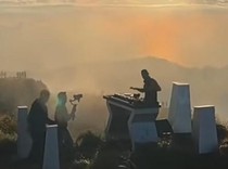 Viral Turis Asing Diduga Syuting Video Klip-Main DJ di Puncak Gunung Batur