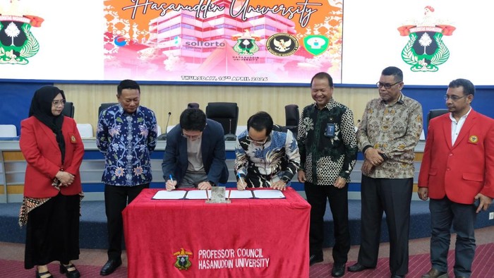 Rektor Unhas, Jamaluddin Jompa melakukan penandatanganan Nota Kesepahaman (MoU) bersama perwakilan Korea Selatan, Bongsoo Lim di Ruang Senat Lantai 2 Rektorat Unhas, Kamis (16/4/2026).