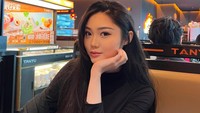 Iya nih guys aku gimana ya perasaanku galau banget. Aku galau karena kalian tahu aku pacaran sama Indra dari umur 19 tahun, sekarang aku sudah umur 25 tahun. Kalau dihitung-hitung kita lebih banyak waktu pacaran pas dia lagi di dalam daripada di luar, ujar Vanessa Khong di Instagram dilihat pada Kamis (16/4/2026). (Foto: dok Instagram vanessakhongg)