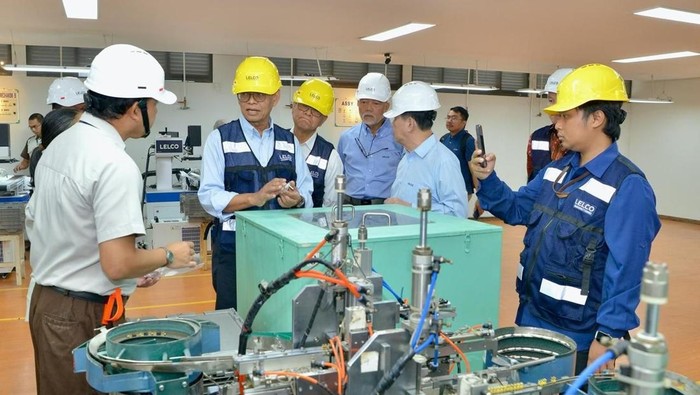 Wakil Menteri Energi dan Sumber Daya Mineral (ESDM) Yuliot melakukan kunjungan ke salah satu industri manufaktur peralatan listrik dan pencahayaan di Tangerang.