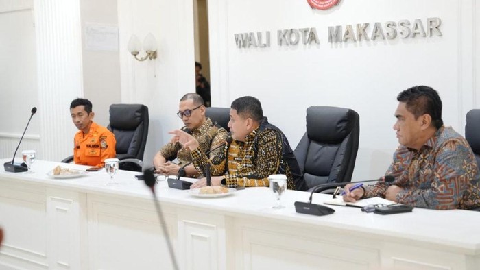 Wali Kota Makassar Munafri Arifuddin memimpin rapat penanganan fenomena El Nino.