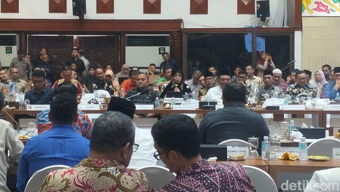 Walkot Banda Aceh Illiza dalam pertemuan Pemerintah Aceh dengan DPR RI di Anjong Mon Mata Kompleks Pendopo Gubernur Aceh.