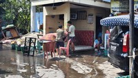 Warga Joyotakan, Kecamatan Serengan, Kota Solo, mulai membersihkan rumah setelah Rabu (15/4) kemarin terendam banjir parah.
