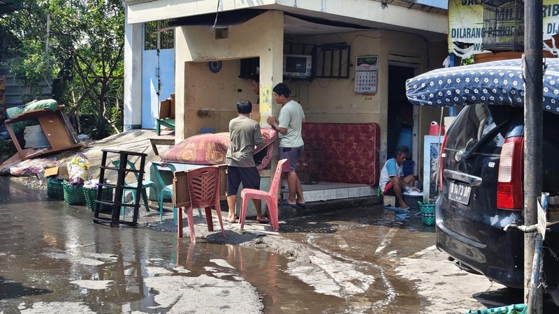Warga Joyatakan Solo mulai bersih-bersih rumah usai banjir surut.
