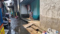 Banjir di Joyotakan pada Rabu (15/4) kemarin ketinggiannya bervariasi. Bahkan ada yang sampai setinggi paha orang dewasa.