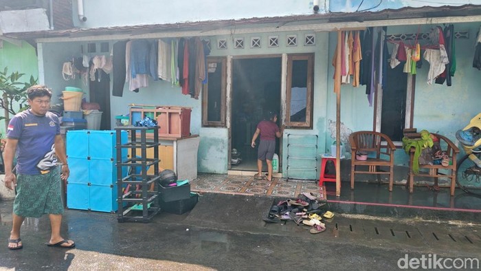 Warga Joyatakan Solo mulai bersih-bersih rumah usai banjir surut, Kamis (16/4/2026).