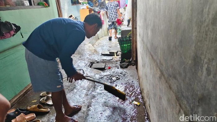 Warga Joyatakan Solo mulai bersih-bersih rumah usai banjir surut, Kamis (16/4/2026).