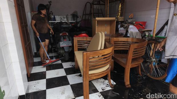 Warga Sukoharjo Bersihkan Rumah dari Sisa Banjir Kondisi rumah warga Dusun Waringinrejo, Desa Cemani, Kecamatan Grogol, Kabupaten Sukoharjo, yang terdampak banjir tercampur oli, Kamis (16/4/2026).