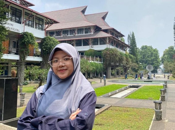 Zhafira Luthfiadinda atau Dinda, mahasiswa baru ITB jalur SNBP 2026 penyandang disabilitas Tuli. Foto: Dok Pribadi.