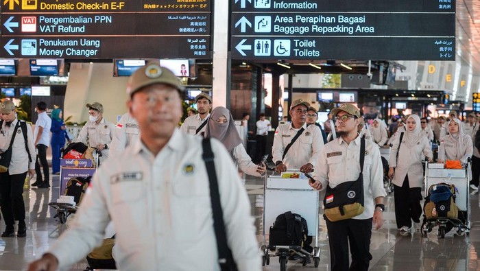 Petugas Penyelenggara Ibadah Haji (PPIH) menunggu waktu keberangkatan di Terminal 3 Bandara Soekarno-Hatta, Kota Tangerang, Banten, Jumat (17/4/2026). Pemerintah memberangkatkan sebanyak 460 orang PPIH Arab Saudi kloter pertama untuk Daerah Kerja (Daker) Madinah dan Bandara. ANTARA FOTO/Putra M. Akbar/foc.
