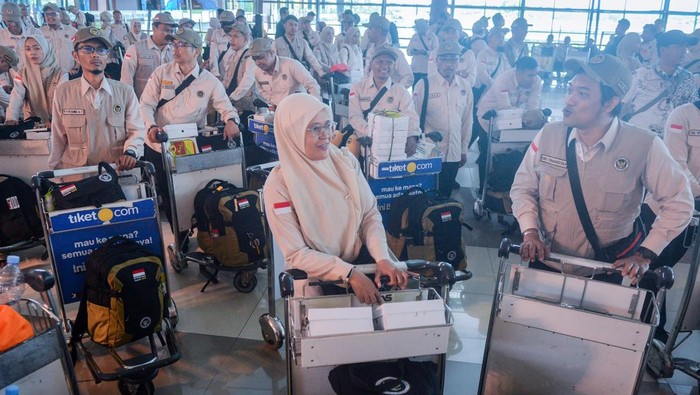 Petugas Penyelenggara Ibadah Haji (PPIH) menunggu waktu keberangkatan di Terminal 3 Bandara Soekarno-Hatta, Kota Tangerang, Banten, Jumat (17/4/2026). Pemerintah memberangkatkan sebanyak 460 orang PPIH Arab Saudi kloter pertama untuk Daerah Kerja (Daker) Madinah dan Bandara. ANTARA FOTO/Putra M. Akbar/foc.