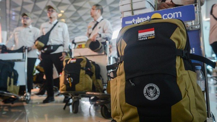 Petugas Penyelenggara Ibadah Haji (PPIH) menunggu waktu keberangkatan di Terminal 3 Bandara Soekarno-Hatta, Kota Tangerang, Banten, Jumat (17/4/2026). Pemerintah memberangkatkan sebanyak 460 orang PPIH Arab Saudi kloter pertama untuk Daerah Kerja (Daker) Madinah dan Bandara. ANTARA FOTO/Putra M. Akbar/foc.
