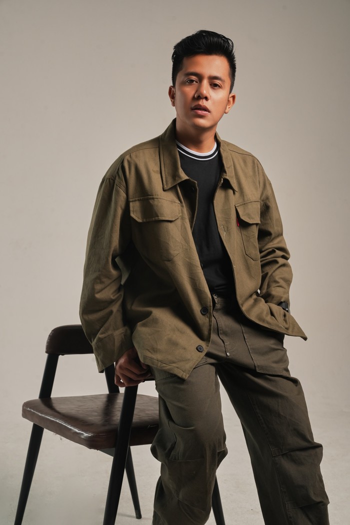 Adiw, penyanyi asal Bandung, meraih sukses dengan lagu Meski Tak Selalu Indah yang viral di TikTok dan Spotify, mencapai 3,1 juta streams.