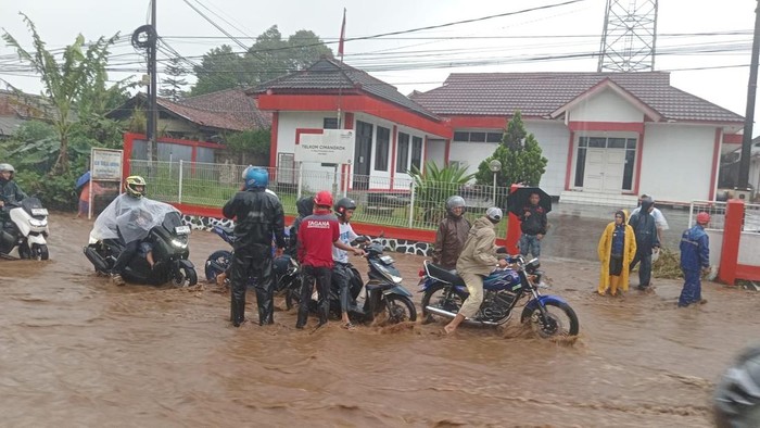 Air dan lumpur genangi jalan nasional Sukabumi-Cianjur