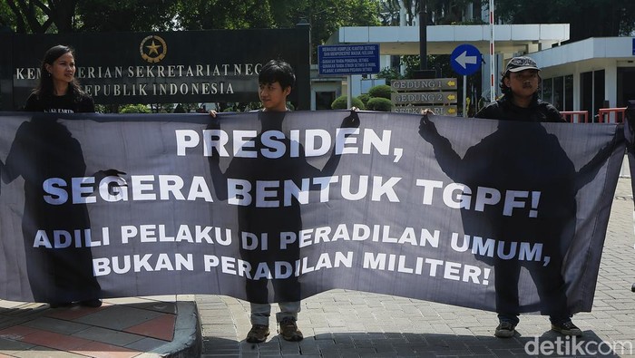 Sejumlah aktivis dan pimpinan organisasi masyarakat sipil yang tergabung dalam Koalisi Solidaritas untuk Andrie Yunus membentangkan spanduk dan menunjukkan surat yang akan diberikan kepada Presiden Prabowo di gerbang masuk Kantor Kementerian Sekretariat Negara, Jakarta, Jumat (17/4/2026). Surat tersebut berisikan permintaan agar Presiden memastikan penanganan kasus penyiraman air keras terhadap Wakil Koordinator KontraS Andrie Yunus secara transparan, akuntabel, dan imparsial, serta meminta pembentukan Tim Gabungan Pencari Fakta (TGPF). Selain itu, mereka mendesak proses peradilan dipindahkan ke peradilan umum. Rombongan sempat dihalau oleh petugas karena dianggap kegiatan tersebut tidak berizin.