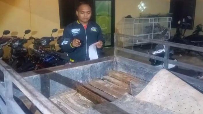 Anggota Polsek Sumobito Jombang saat amankan rel kereta api hasil curian