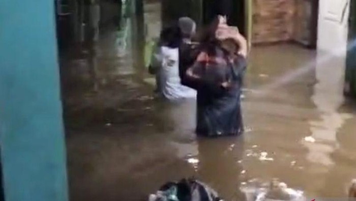 Banjir merendam permukiman warga di Kebon Pala, Kampung Melayu, Jakarta Timur, Jumat (17/4/2026) pagi. (ANTARA/HO-Dokumentasi Pribadi).