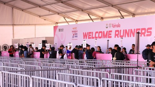 Antusiasme peserta Kemala Run 2026 saat mengambil race pack di BUTC, Gianyar, Jumat (17/4/2026).