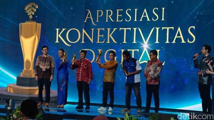 Inez Senia Marweri Individu Pegiat Literasi Digital di Desa
Jamaluddin Individu Pejuang Internet Masuk Desa
Irson Hanunu Individu Konten Kreator Lokal Kreatif