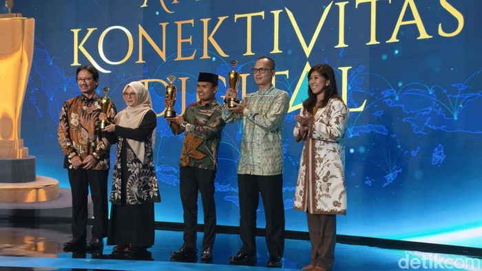 Menkomdigi Meutya Hafid menyerahkan penghargaan Apresiasi Konektivitas Digital kepada Puskesmas Tayando Ohoiel, SMA Negeri 1 Bintar Pesisir, dan Pos Satgas Marinia Pengamanan Pulau Terluar XXIX Pulau Fanildo.