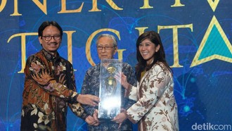 Best Lifetime Achiever Dunia Telekomunikasi: Arnold Ph. Djiwatampu