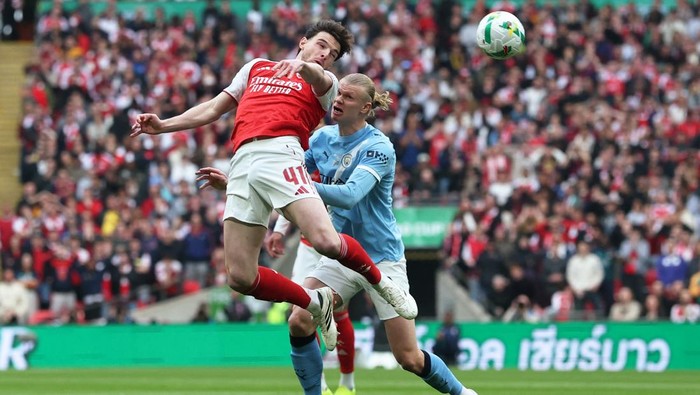 Soccer Football - Carabao Cup - Final - Arsenal v Manchester City - Wembley Stadium, London, Britain - March 22, 2026 Arsenals Declan Rice in action with Manchester Citys Erling Haaland Action Images via Reuters/Paul Childs EDITORIAL USE ONLY. NO U