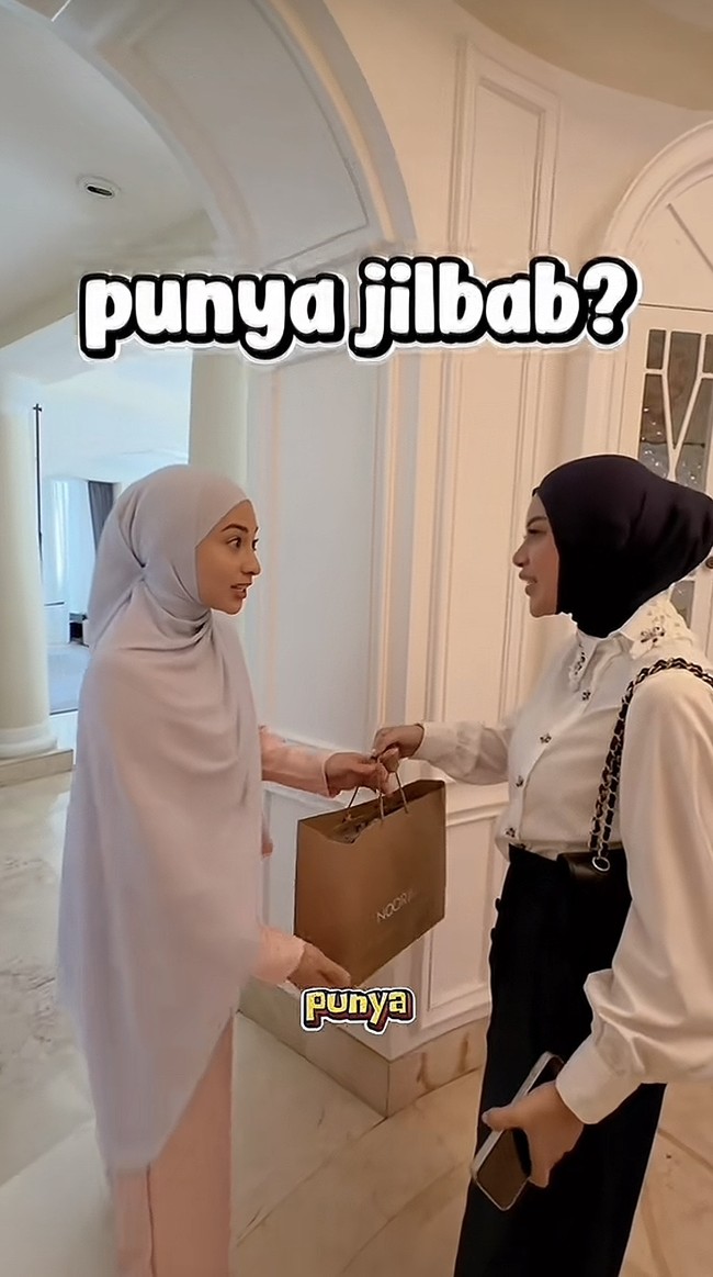 Tak sekadar bertemu, Aurel juga memberikan hijab untuk Nikita. Nikita sendiri belakangan memang terlihat selalu tampil tertutup dengan kenakan hijab. Foto: TikTok/@aureliehermansyahatta