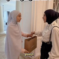 Tak sekadar bertemu, Aurel juga memberikan hijab untuk Nikita. Nikita sendiri belakangan memang terlihat selalu tampil tertutup dengan kenakan hijab. Foto: TikTok/@aureliehermansyahatta