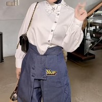 Aurel tampil kenakan kemeja putih dan celana panjang warna biru. Ia memilih gaya hijab dengan bagian bawah dimasukkan ke dalam kemeja yang dikenakan. Foto: TikTok/@aureliehermansyahatta