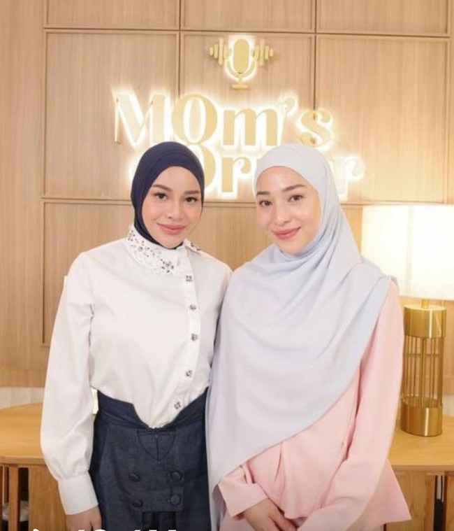 Meski tampil dengan gaya berbeda, Aurel dan Nikita tetap sama-sama anggun memukau dalam balutan hijab. Foto: TikTok/@aureliehermansyahatta