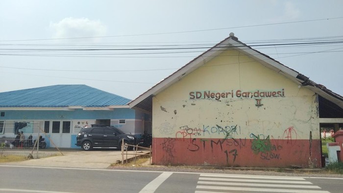 Bangunan sekolah SDN Gandawesi II yang disorot publik karena jomplang dengan dapur MBG.