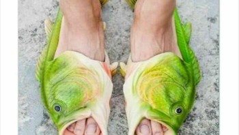 Sandal bentuk ikan. Langkah kaki jadi terasa “amis”. Setiap pijakan seperti ikan yang baru loncat dari air. Foto: Boredpanda
