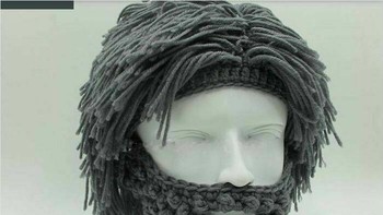 Topi rambut + jenggot rajut. Satu paket jadi pria brewokan tanpa harus nunggu tumbuh. Cocok buat yang ingin tampil “berkarakter” dalam sekejap di musim dingin. Foto: Boredpanda  