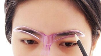 Cetakan alis presisi Buat yang takut alis beda kanan-kiri, alat ini jadi solusi. Tinggal tempel, gambar… dan berharap hasilnya simetris. Foto: Boredpanda