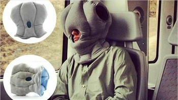 Bantal tidur ala burung unta Mau tidur di mana saja tanpa gangguan? Tinggal masukkan kepala, dunia luar langsung “mute”. Estetik? Nggak juga. Foto: Boredpanda