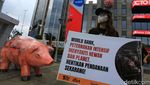 Bawa Patung Babi, Aktivis Berdemo di World Bank Jakarta