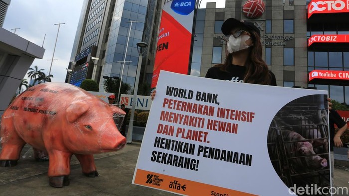 Sejumlah aktivis dari Act For Farmed Animals (AFFA) menggelar aksi unjuk rasa di depan kantor World Bank di kawasan SCBD, Jakarta, Jumat (17/4/2026). Dalam aksi tersebut, para demonstran membawa patung hewan seperti babi, ayam, dan sapi sebagai simbol protes terhadap praktik peternakan intensif atau factory farming.