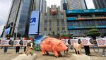 Bawa Patung Babi, Aktivis Berdemo di World Bank Jakarta