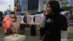 Bawa Patung Babi, Aktivis Berdemo di World Bank Jakarta