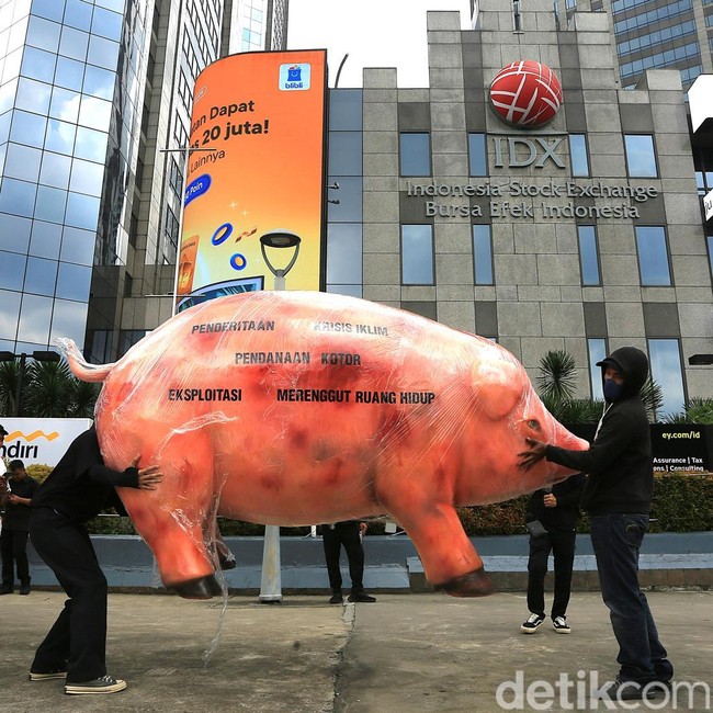 Bawa Patung Babi, Aktivis Berdemo di World Bank Jakarta