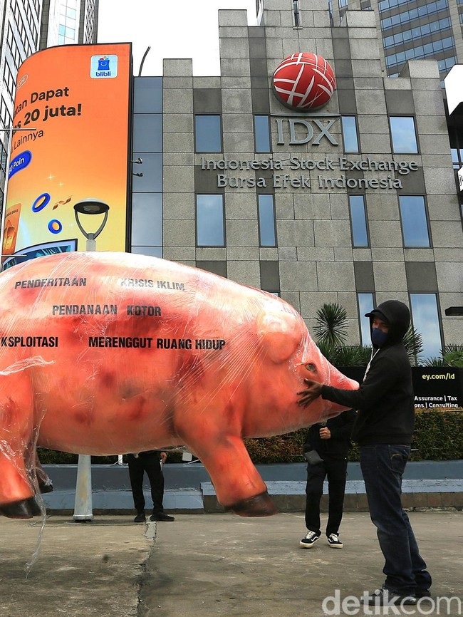 Bawa Patung Babi, Aktivis Berdemo di World Bank Jakarta