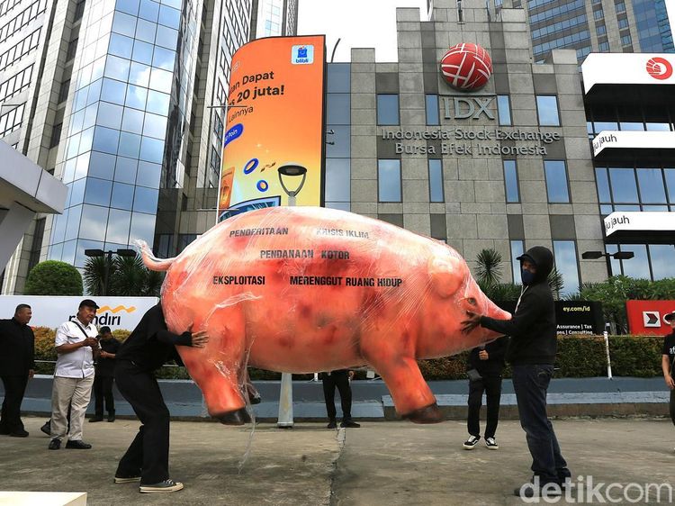 Bawa Patung Babi, Aktivis Berdemo di World Bank Jakarta