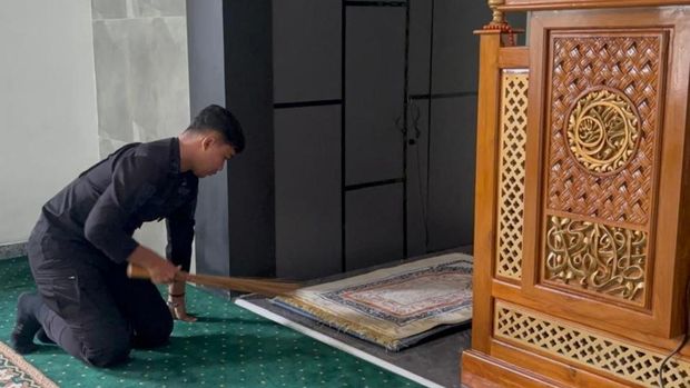 Brimob Polda Metro Jaya bersih-bersih lingkungan hingga berbagi dengan anak yatim, Jumat (17/4/2026).