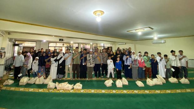 Brimob Polda Metro Jaya bersih-bersih lingkungan hingga berbagi dengan anak yatim, Jumat (17/4/2026).