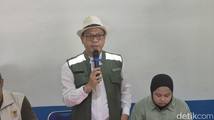 Bupati Bandung Dadang Supriatna saat memimpin rapat koordinasi (rakor) di Kantor Desa Panyadap, Kecamatan Solokan Jeruk, Jumat (17/4/2026).