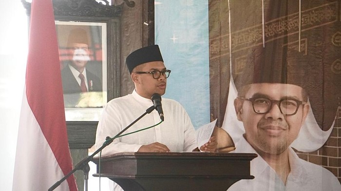 Bupati Batang, M Faiz Kurniawan (baju putih), saat melepas calon jemaah haji di Pendopo Kabupaten Batang, Jumat (17/4/2026).