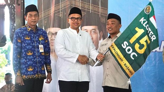 Bupati Batang, M Faiz Kurniawan (baju putih), saat melepas calon jemaah haji di Pendopo Kabupaten Batang, Jumat (17/4/2026).