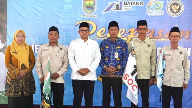 Bupati Batang, M Faiz Kurniawan (baju putih), saat melepas calon jemaah haji di Pendopo Kabupaten Batang, Jumat (17/4/2026).