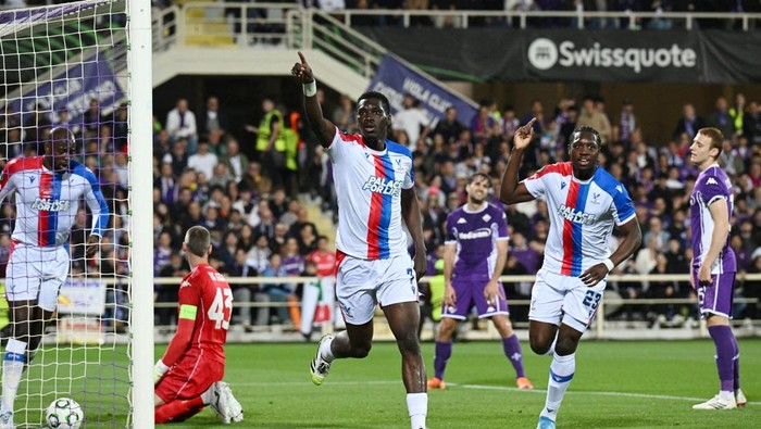Soccer Football - UEFA Conference League - Quarter Final - Second Leg - Fiorentina v Crystal Palace - Stadio Artemio Franchi, Florence, Italy - April 16, 2026 Crystal Palaces Ismaila Sarr celebrates scoring their first goal with Jaydee Canvot REUTERS/Jennifer Lorenzini     TPX IMAGES OF THE DAY